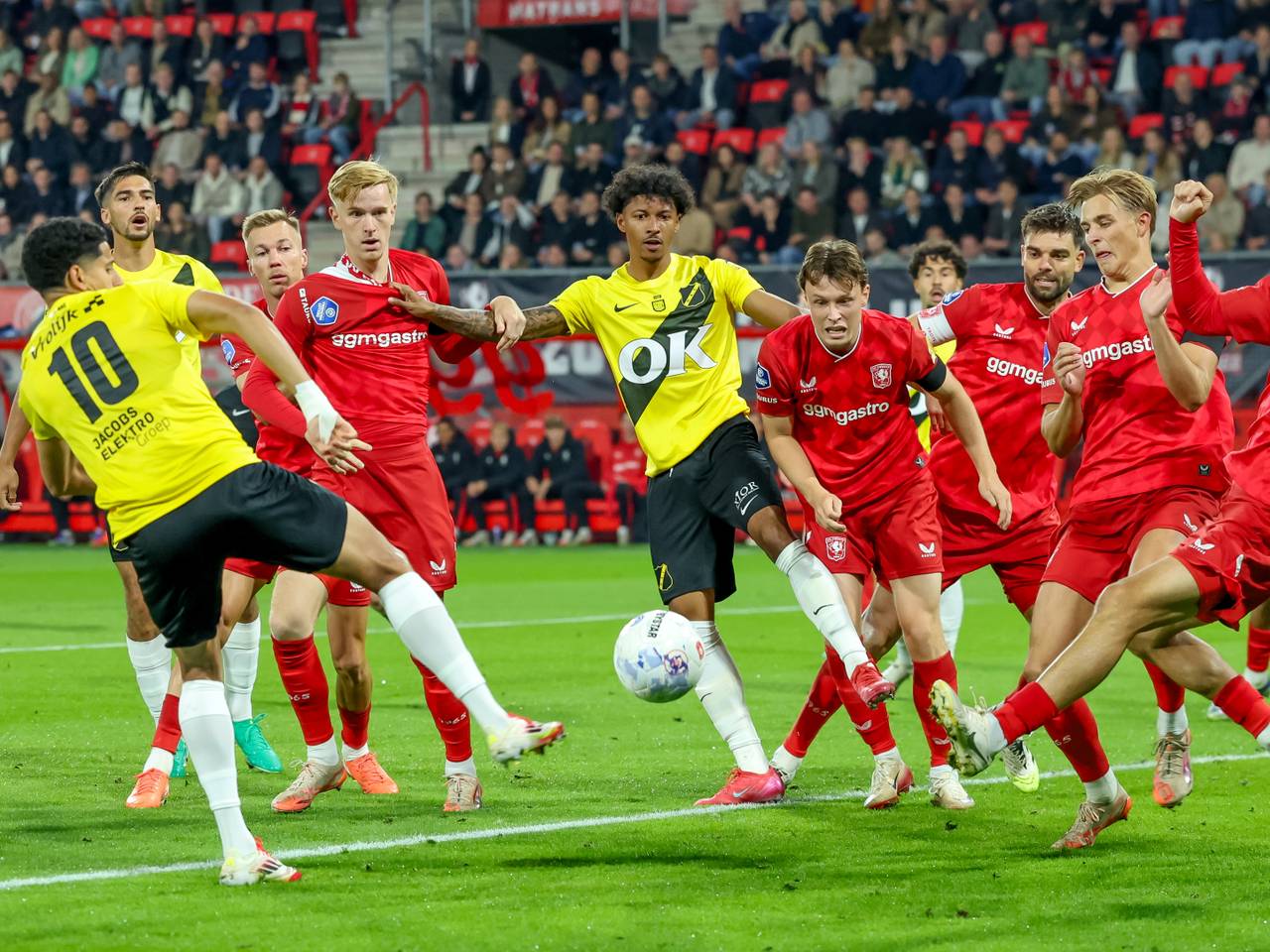 Mohamed Nassoh scoort de 0-1 (foto: OrangePictures).