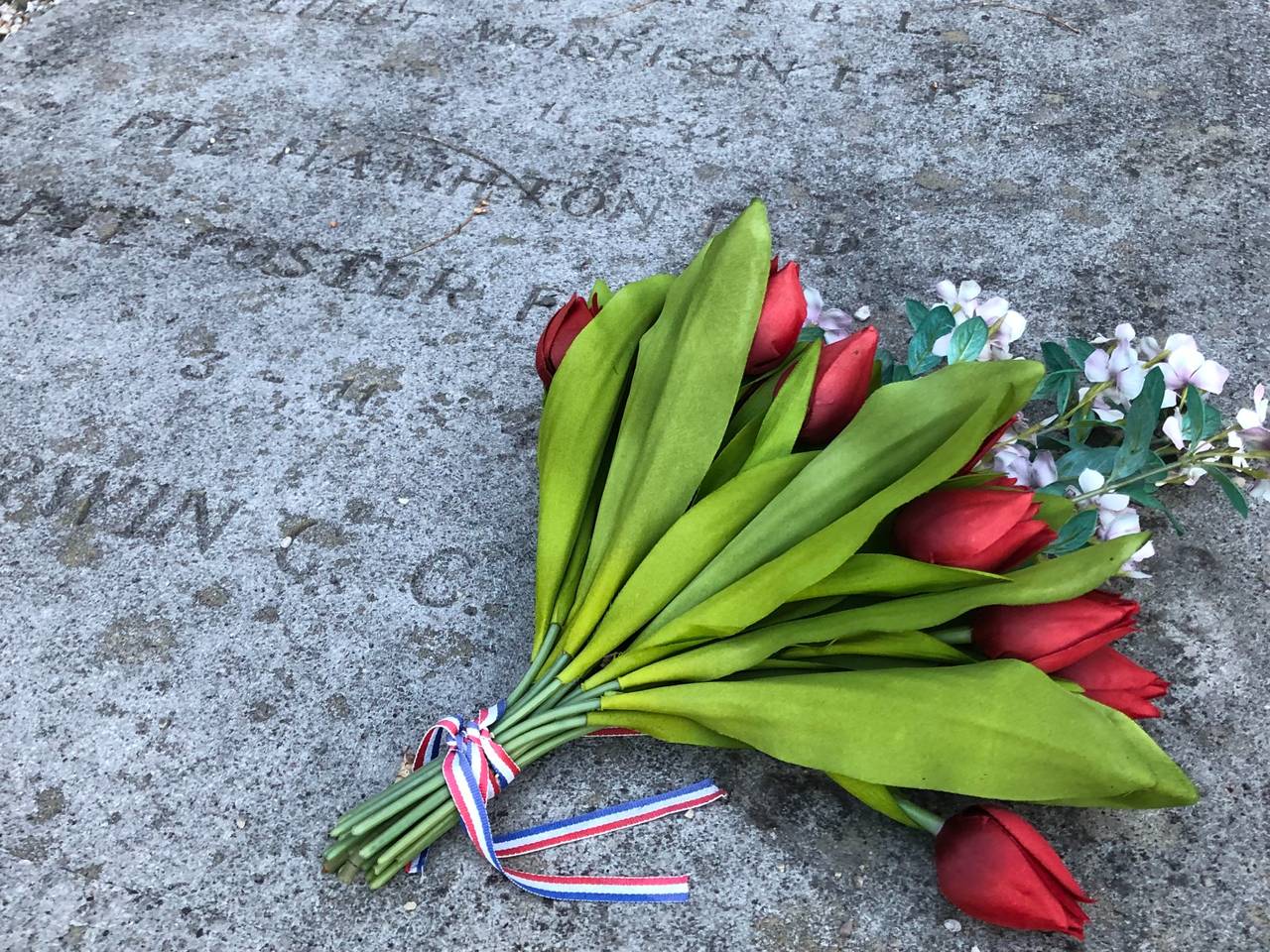 Bloemen op het oorlogsmonument van Moerstraten (foto: Willem-Jan Joachems).