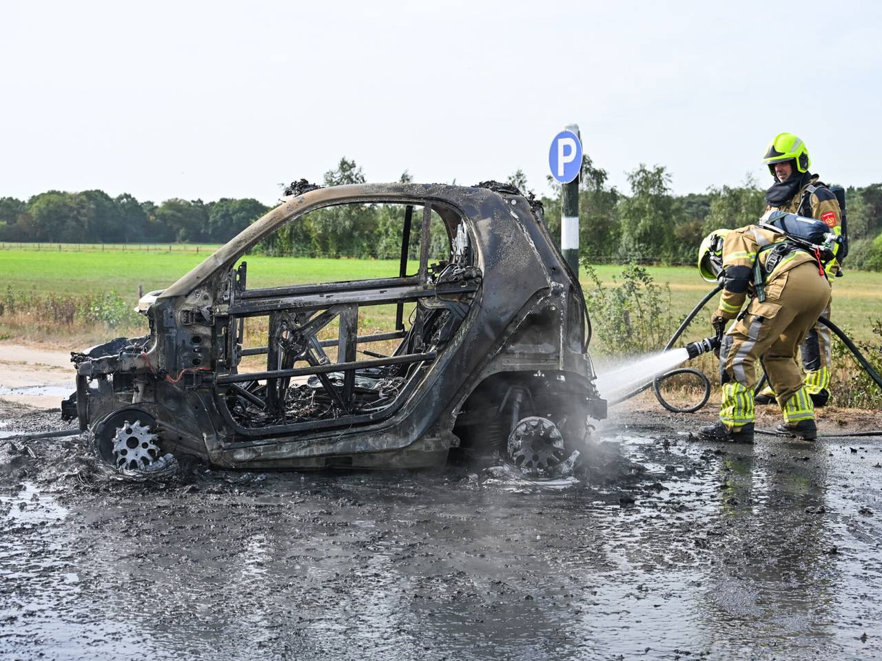 Auto brandt helemaal uit, ook berm vat even vlam