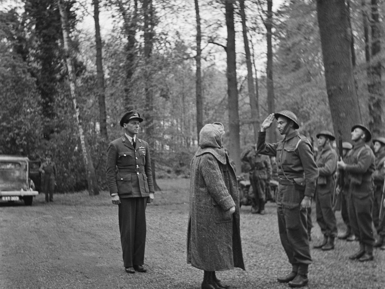 Koningin Wilhelmina inspecteert de wacht bij landgoed Anneville, achter haar staat soldaat van Oranje Erik Hazelhoff Roelfzema (foto: Willem van de Poll/ Anefo/ Nationaal Archief)