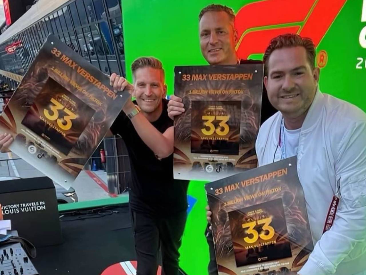 Nils (links), Jeroen en Dominic (rechts) met hun award (foto: Dominic Graat).