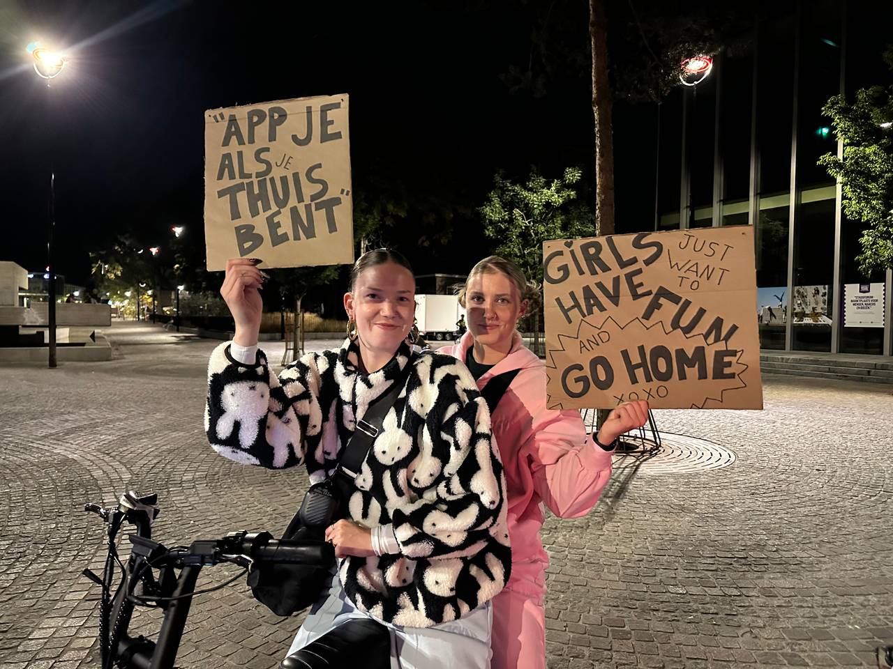 De deelnemers aan de fietstocht hadden hun fietsen bont verlicht en droegen borden met boodschappen met zich mee (foto: Floortje Steigenga).