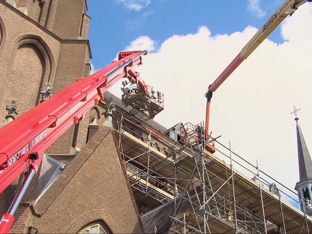 De brandweer wist te voorkomen dat de kerk is afgebrand (foto: Omroep Brabant).