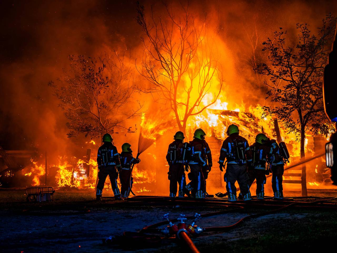Grote brand op vakantiepark: meerdere chalets in lichterlaaie