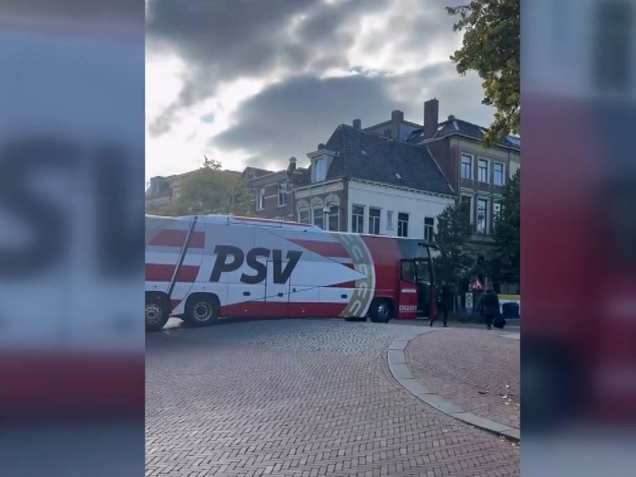 Spelersbus PSV staat klem op brug