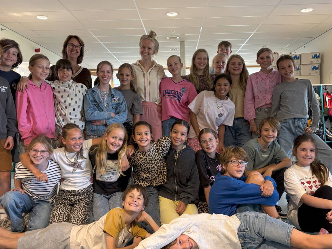 Juf Roos samen met haar klas en de directrice.