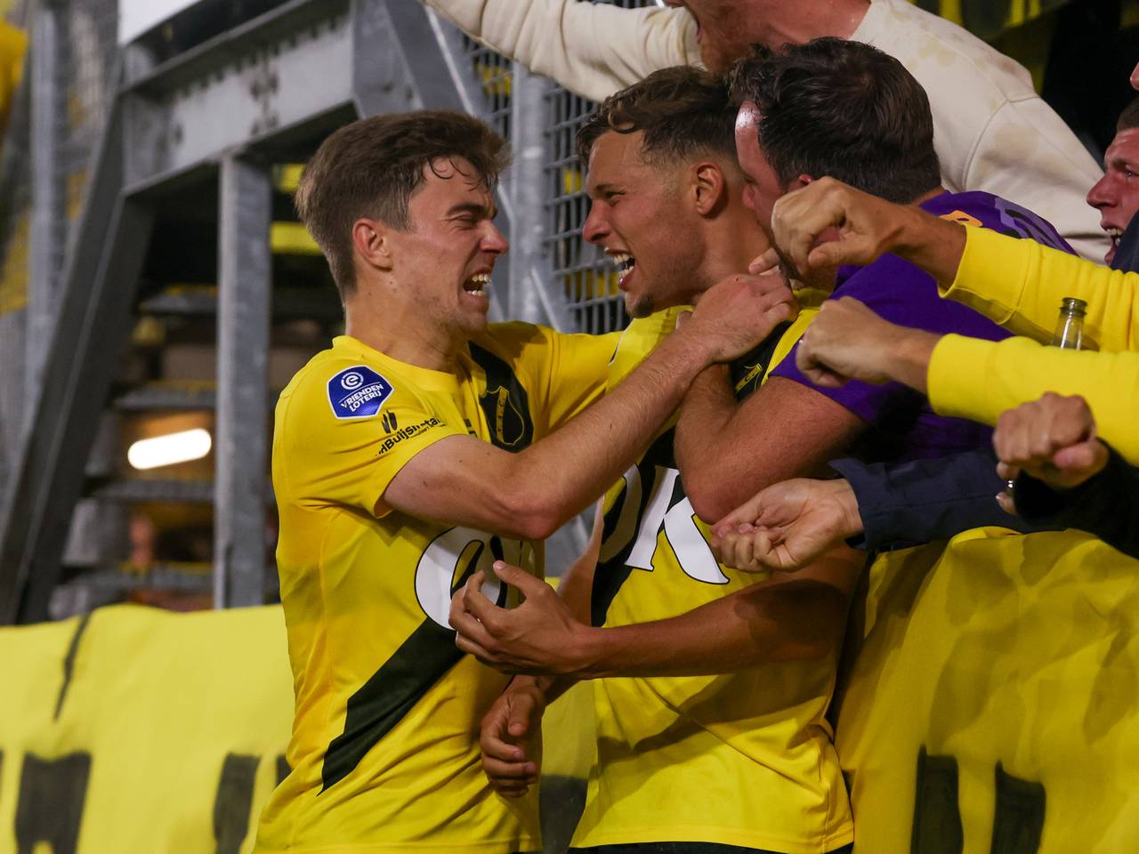 Grote vreugde bij NAC na de winnende treffer van Sydney van Hooijdonk (foto: Orange Pictures).