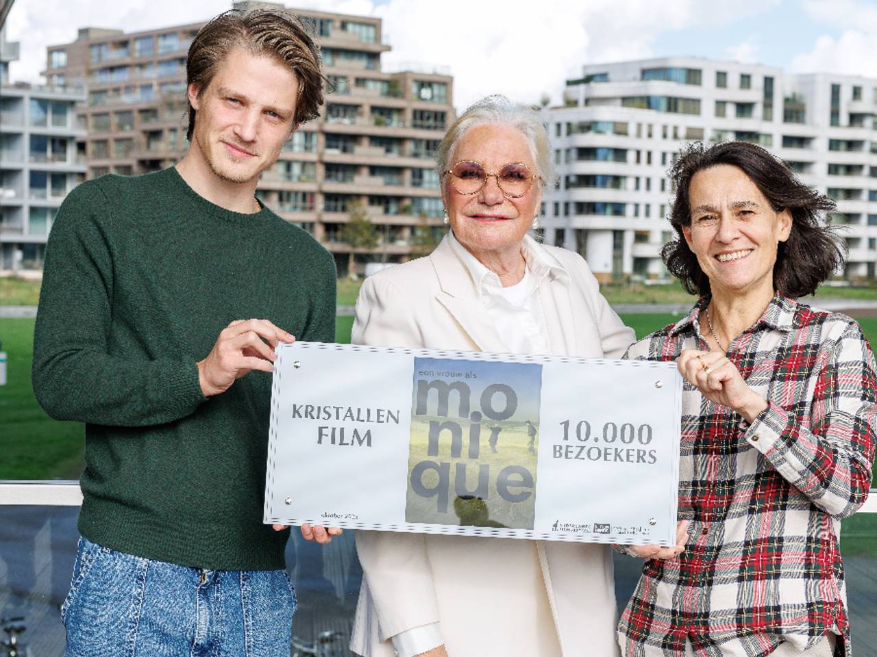 Acteur Joes Brauers, actrice Monique van de Ven en regisseur Claire Pijman met de award (foto: Arjo Frank).