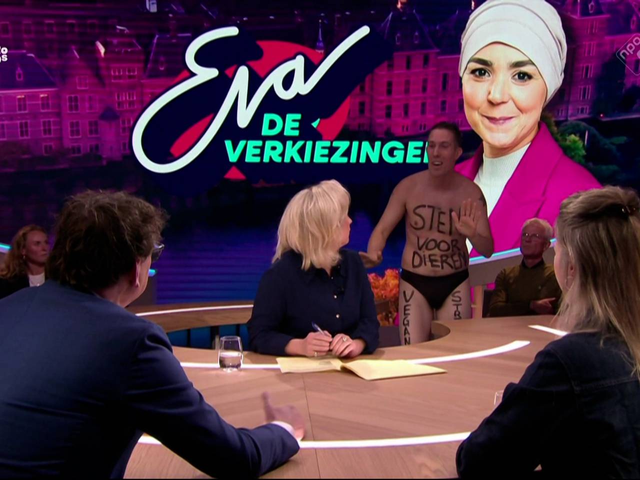Vegan Streaker verstoort uitzending Eva Jinek