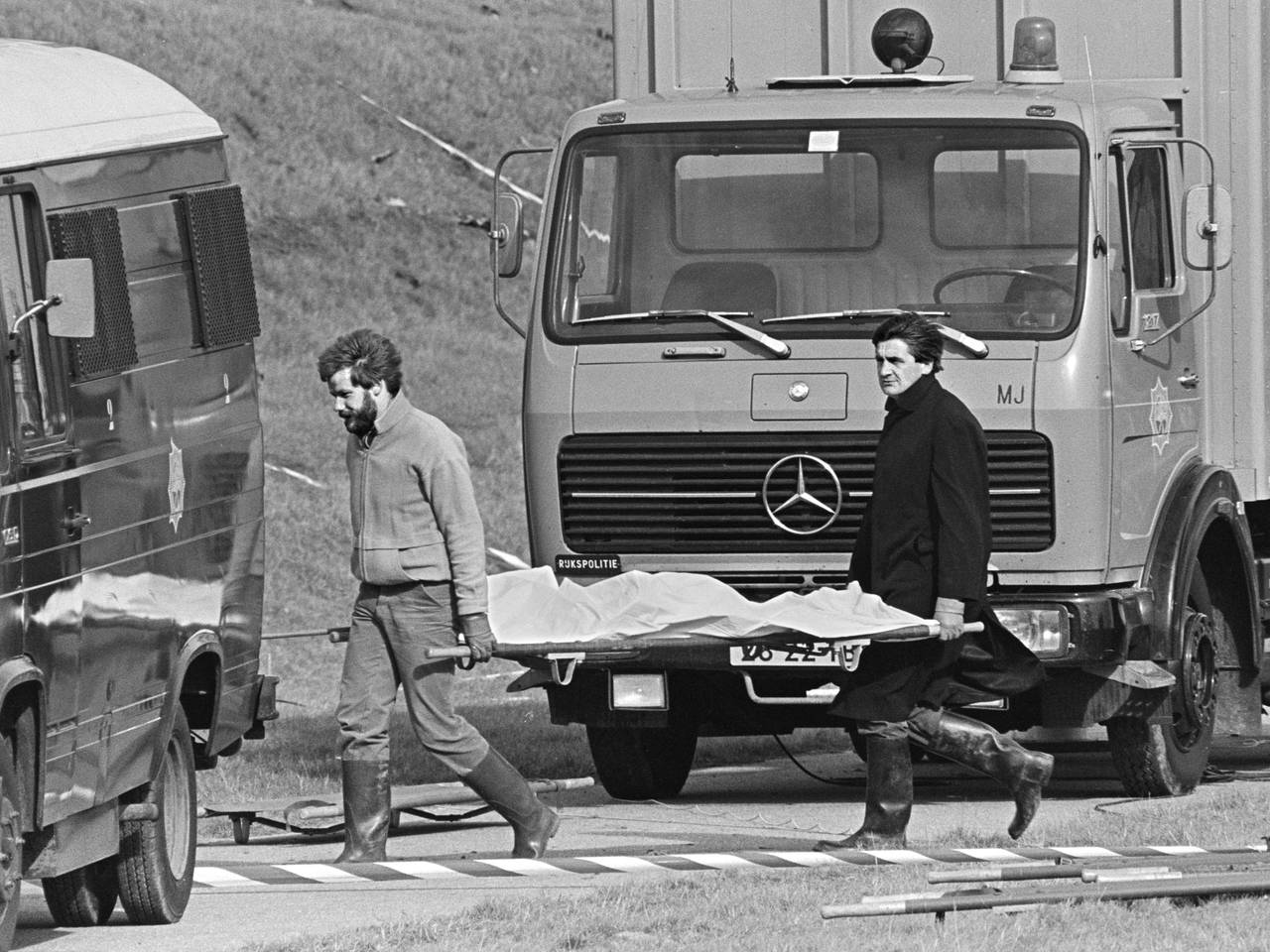 Een slachtoffer van de vliegramp bij Moerdijk wordt geborgen (archieffoto: ANP)