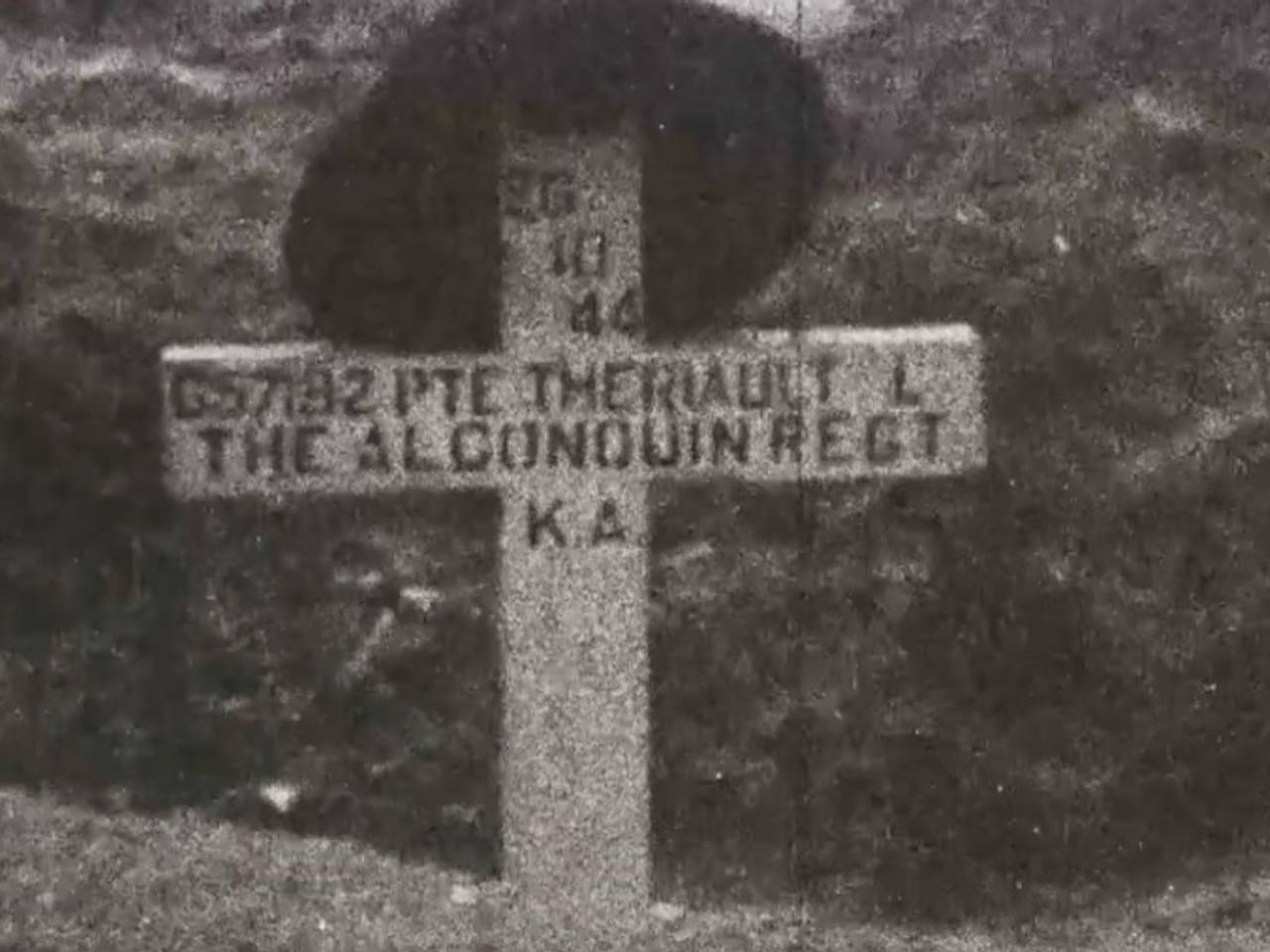 Veldgraf van soldaat Leopold Theriault (fragment uit de militaire film)