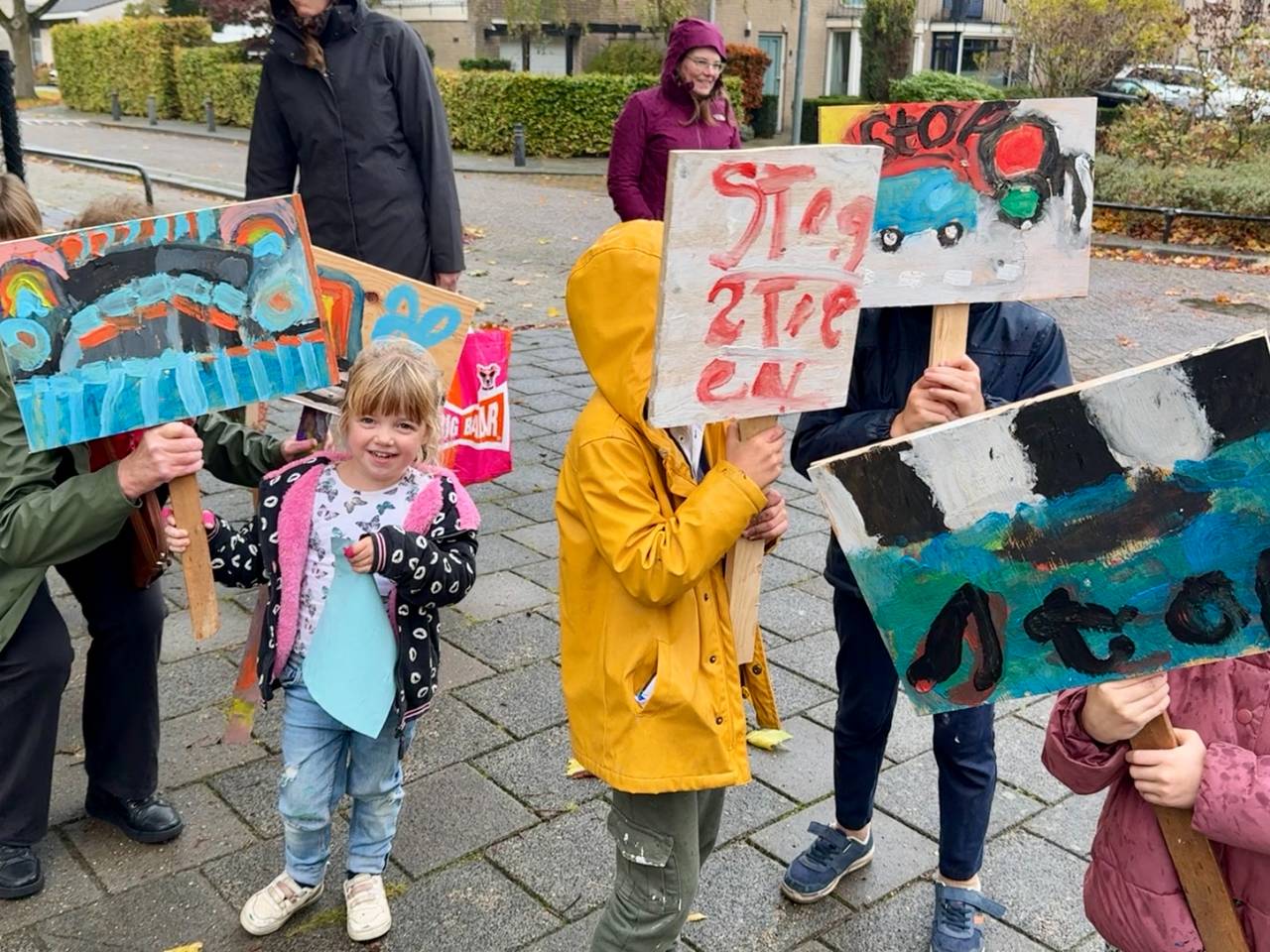 Kinderen met hun eigen verkeersborden (foto: Jan Peels).