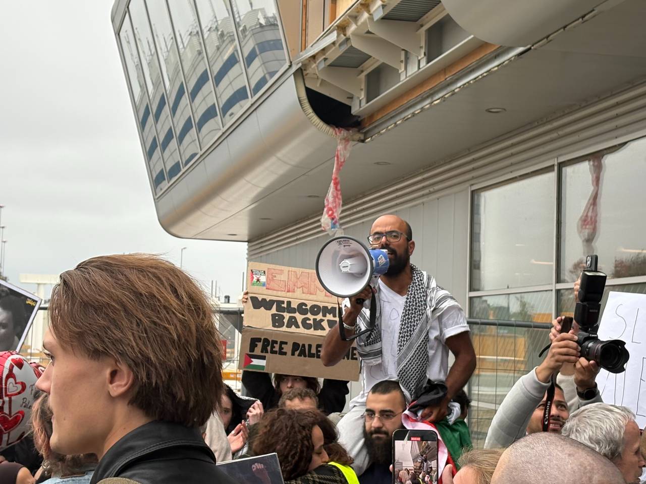 Ammar op schouders bij aankomt op Eindhoven Airport (foto: Evie Hendriks)