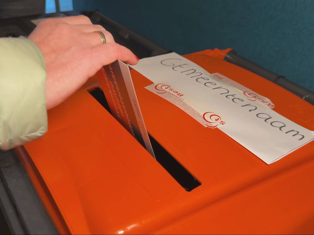 Een inwoner brengt een stem uit voor een nieuwe gemeentenaam (foto: Wilco Zonneveld).