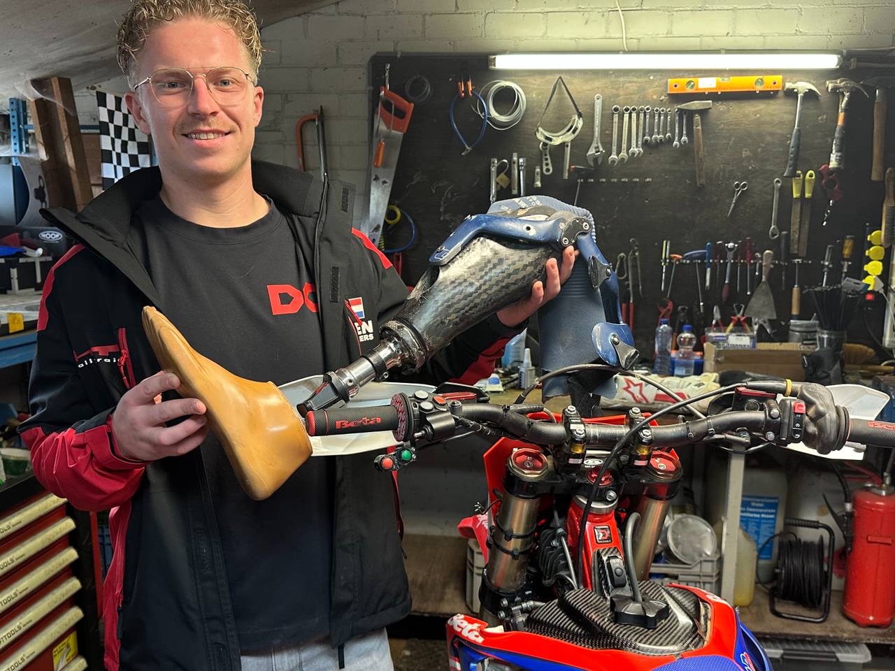 Deen (26) wil als eerste motorrijder met één been de Dakar Rally uitrijden