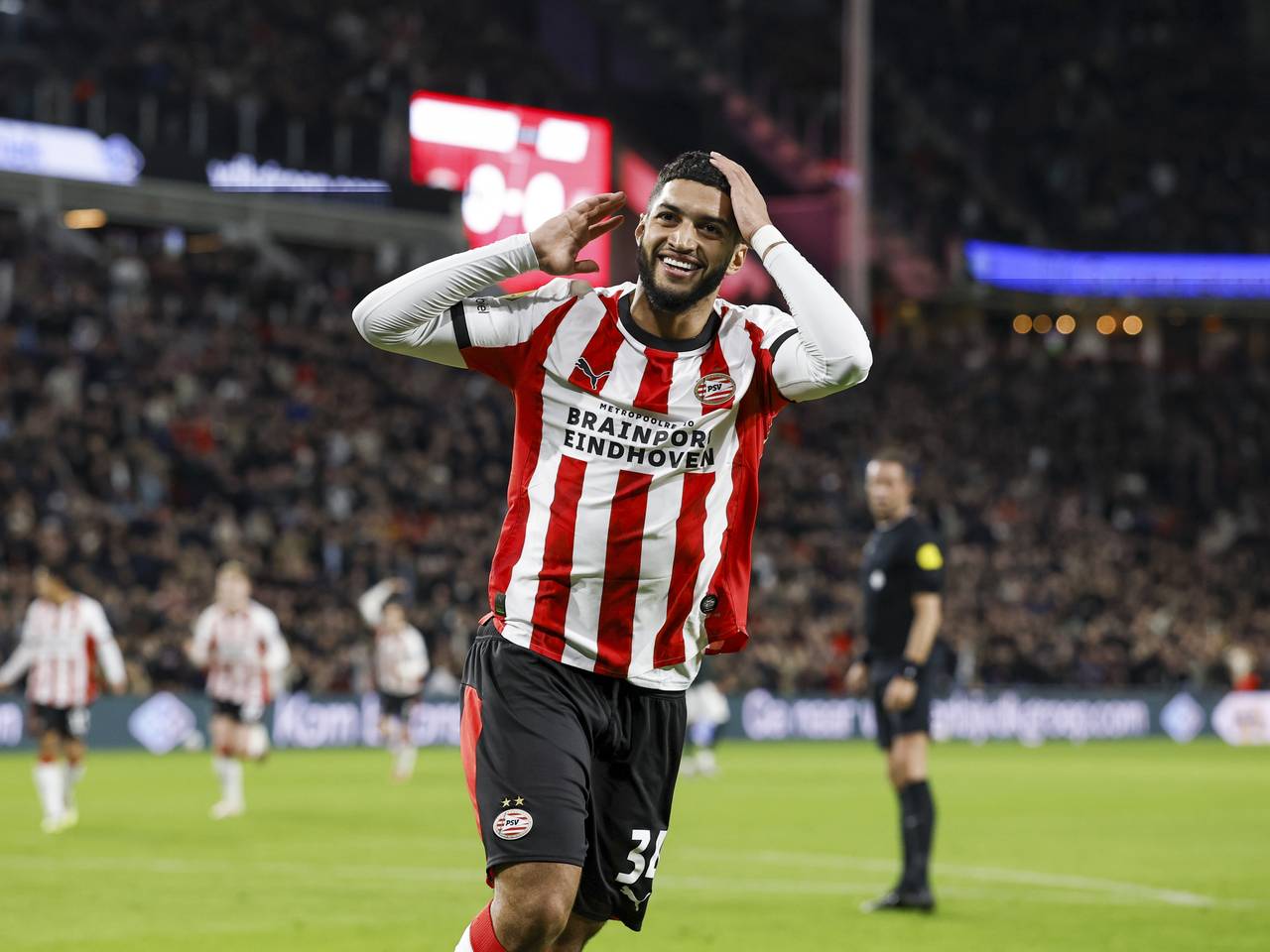 Ismael Saibari viert zijn twee goals in de met 4-2 gewonnen wedstrijd tegen Fortuna Sittard (Foto: ANP)