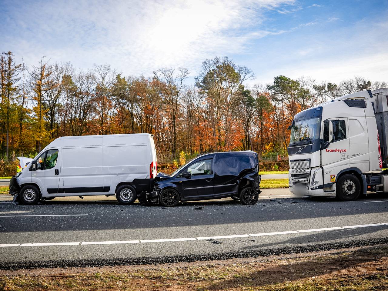 Ongeluk met vijf auto's op de A50, snelweg dicht