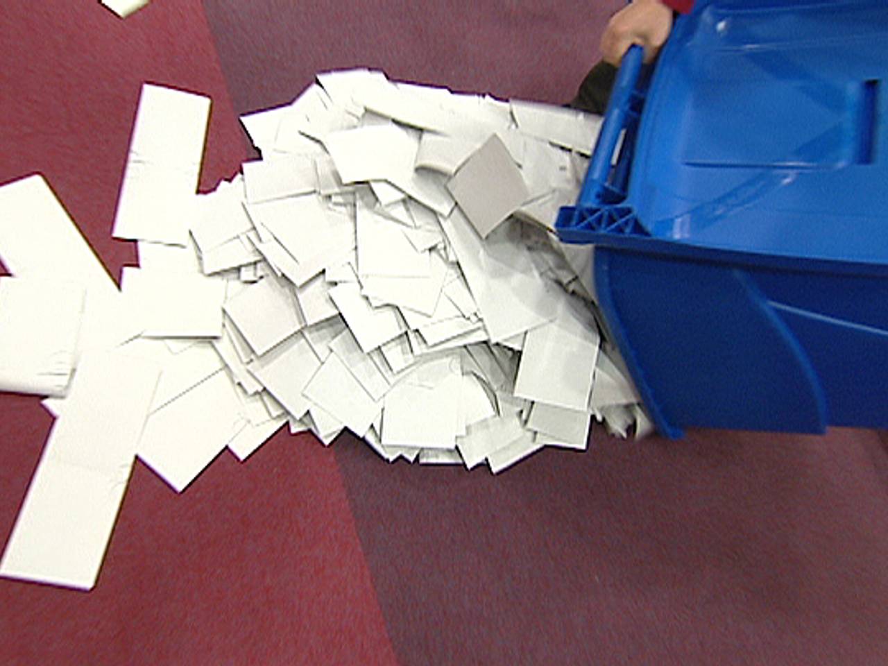 Stembus wordt omgekanteld (foto: archief).