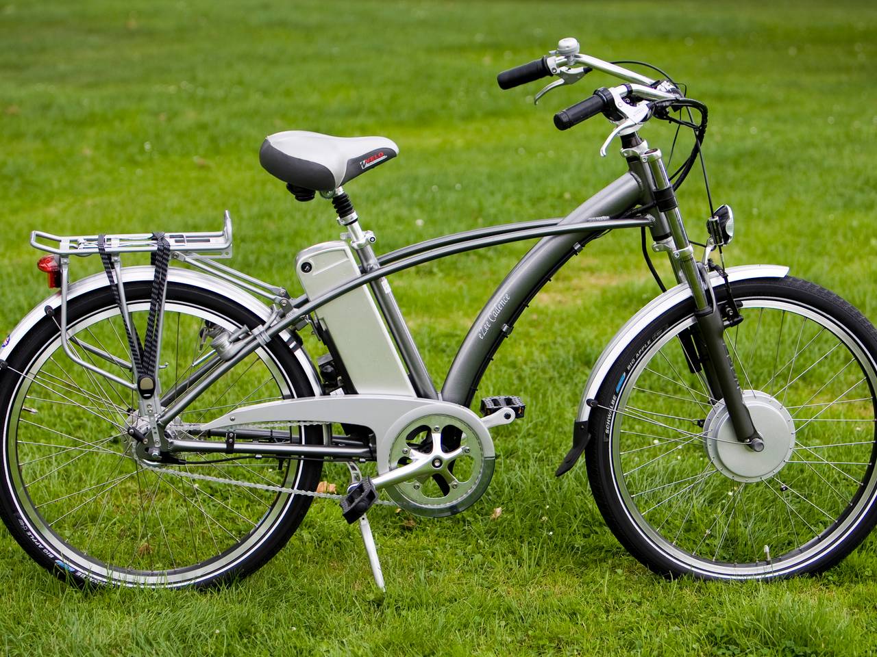 Scholier op fiets geschept door busje.