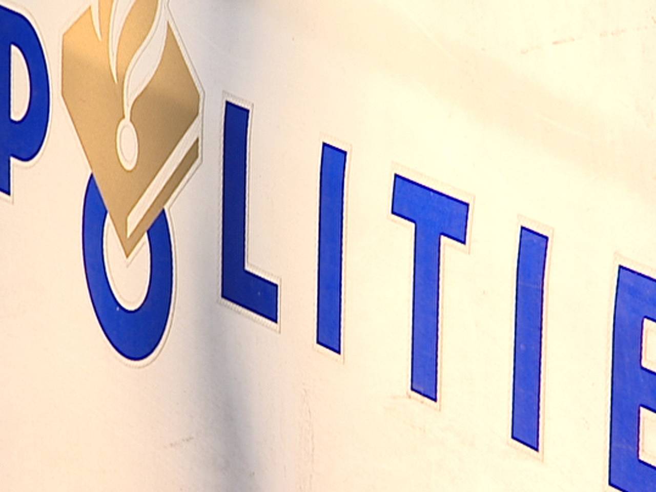 De politie kwam met verschillende auto's naar het café.