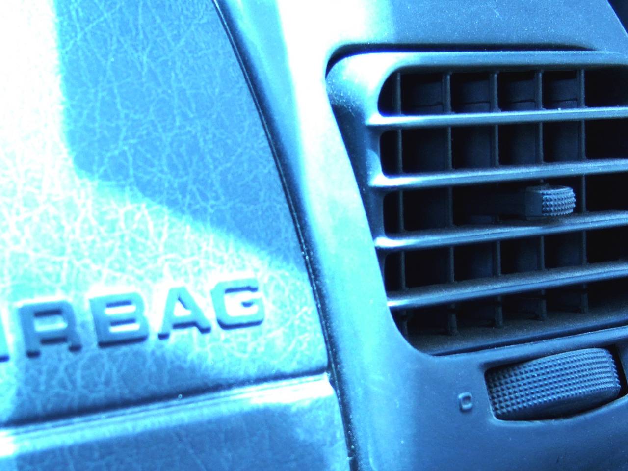 Airbags gestolen in Fijnaart.