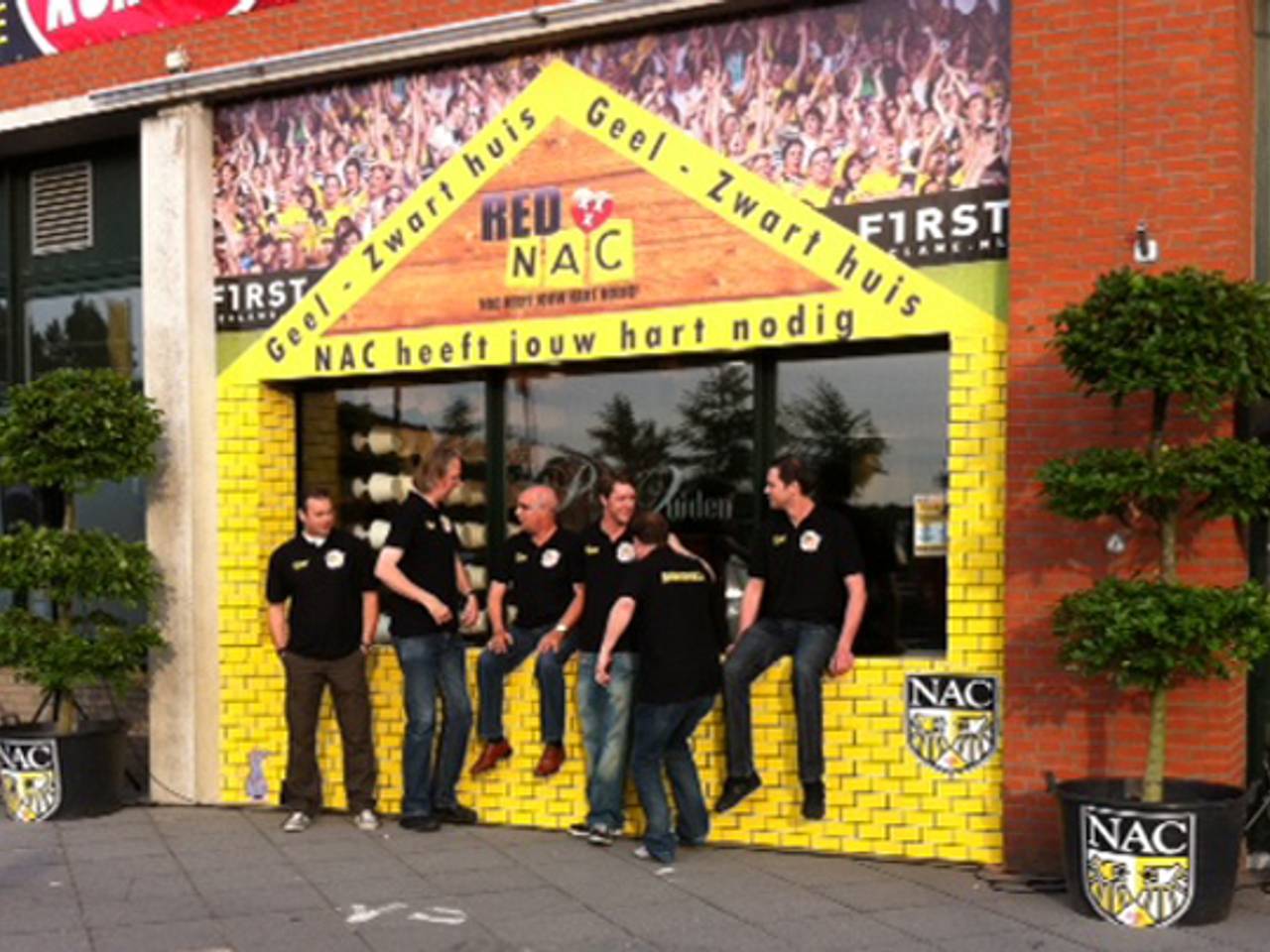 Het ' Geel-Zwarte Huis'  tijdens de actie Red NAC in 2011.