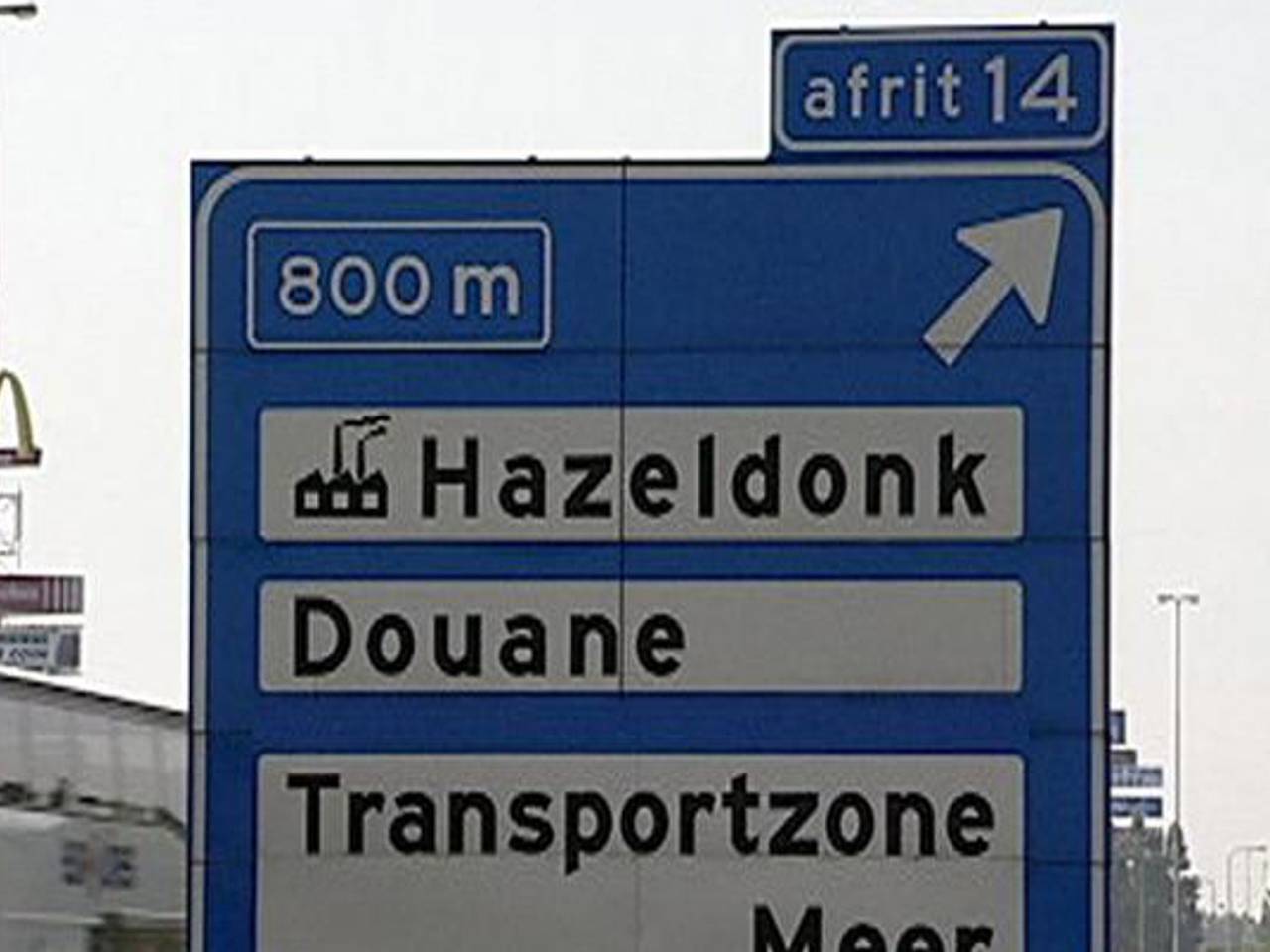 Vakantiegangers doen laatste check bij grensovergang Hazeldonk