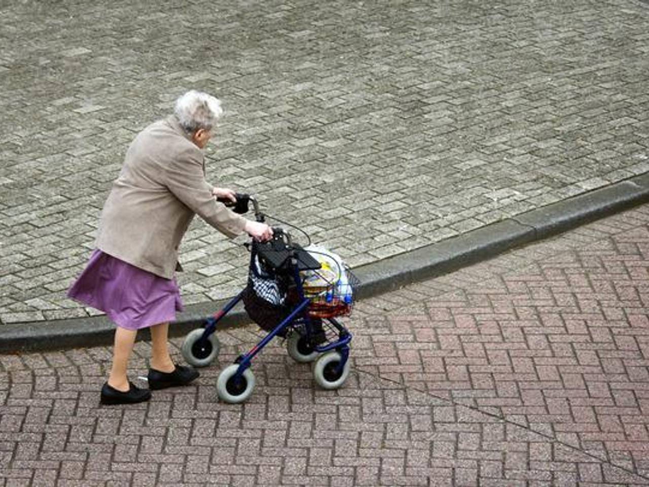 Hoogbejaarde vrouw jaagt insluiper woning uit.