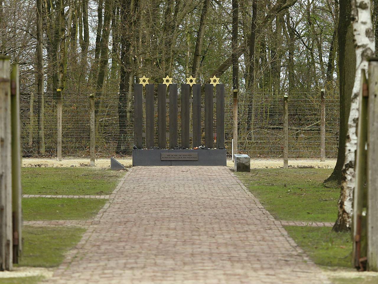 Ontruiming van Kamp Vught door de Duitsers herdacht met stille tocht en kranslegging