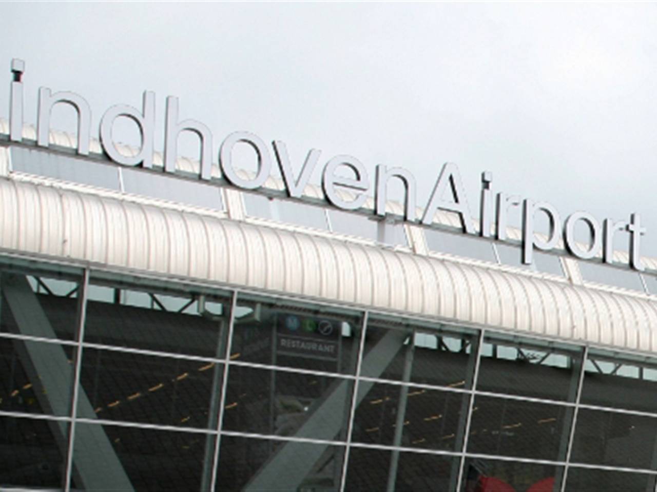 Eindhoven Airport waarschuwt reizigers.