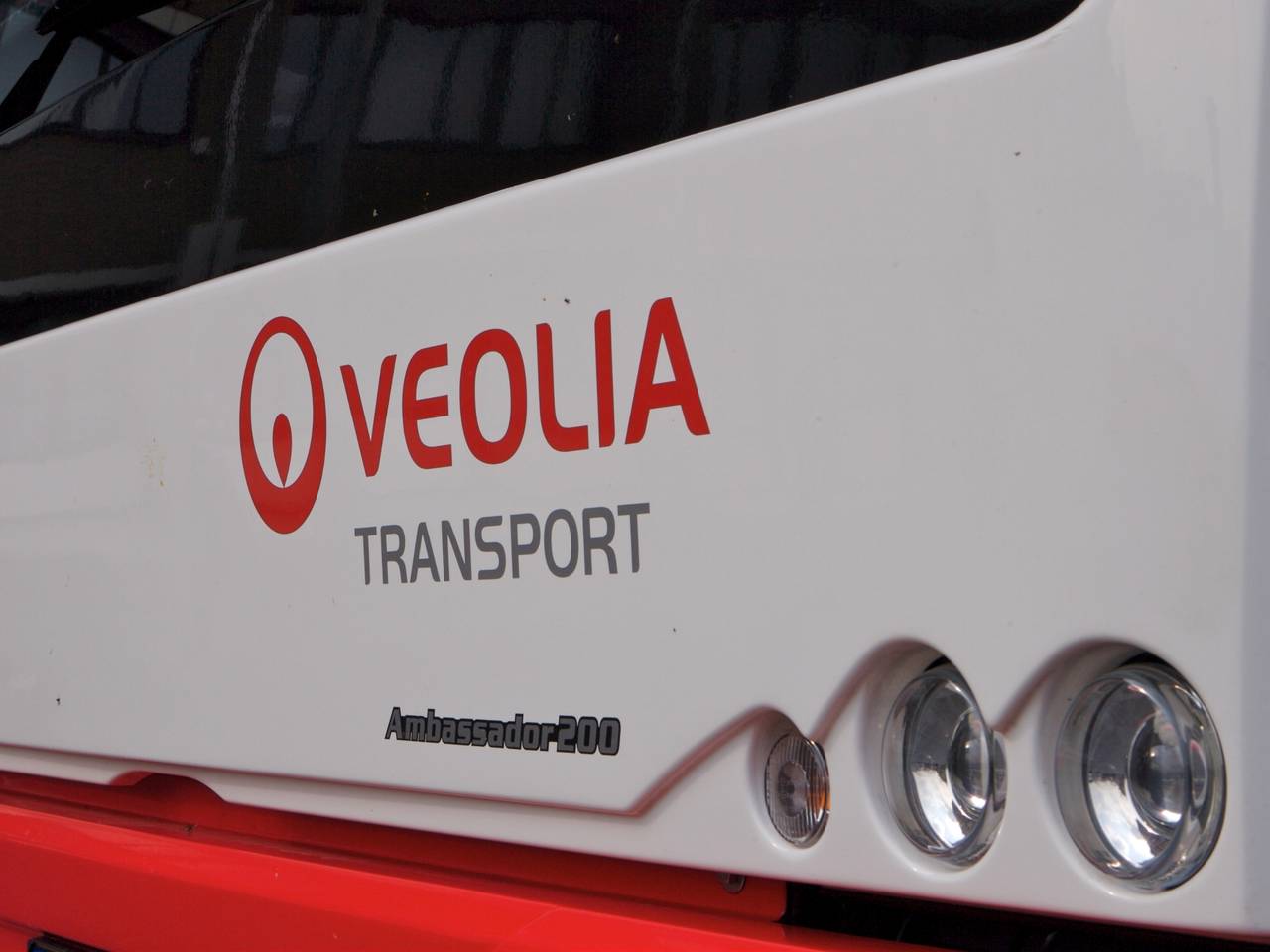 Martijn de Graaf bij provinciehuis over aanbesteding busvervoer die gewonnen is door Arriva 