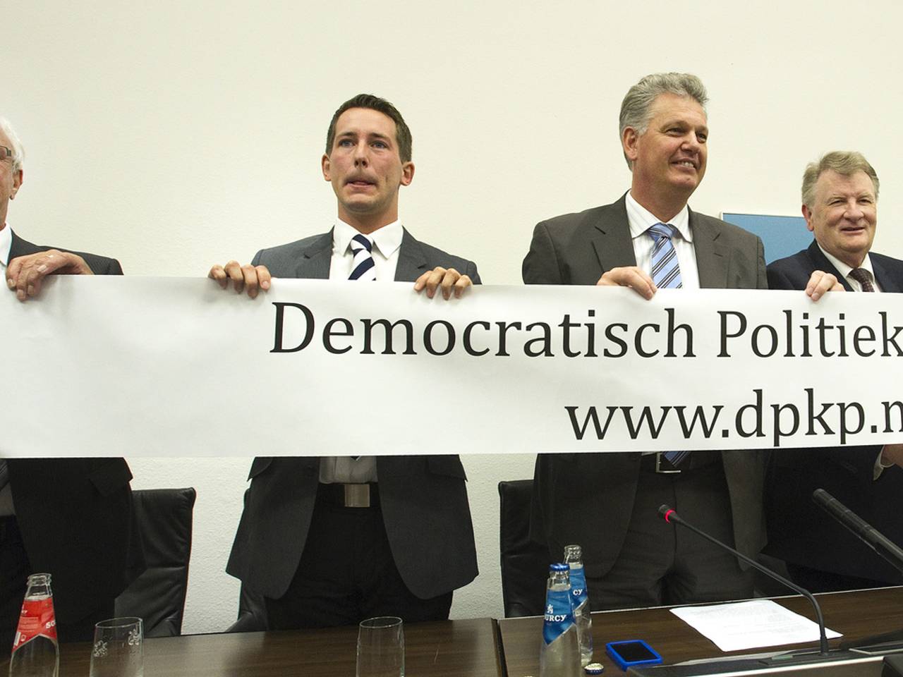 Rudy Reker (uiterst links) en Theo Reijnen (geheel rechts) ijdens de presentatie dinsdag.