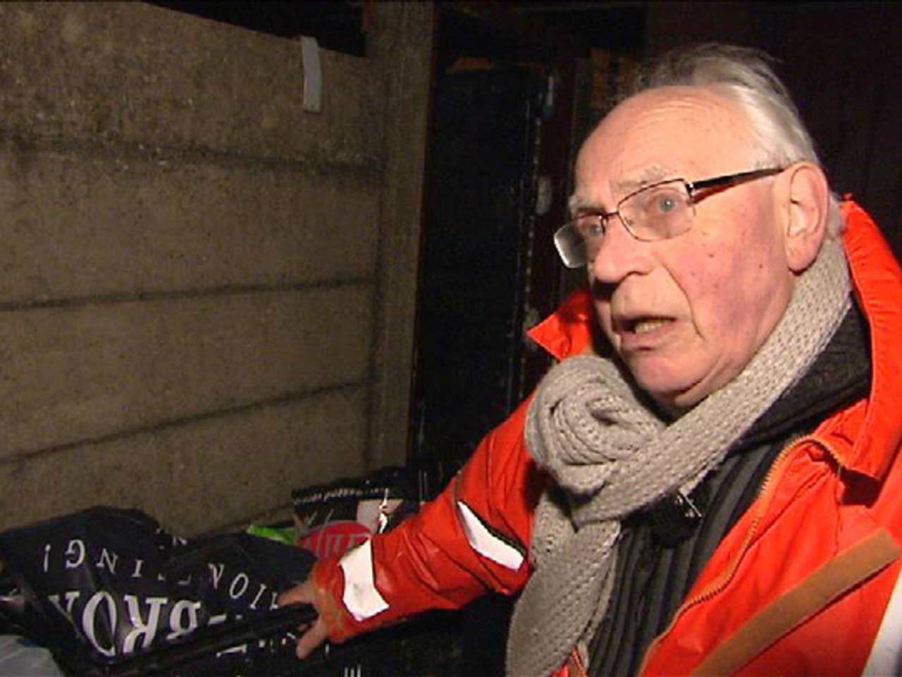 Pater Poels brengt nog steeds brood rond op zijn fiets