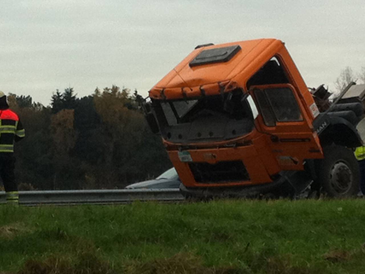 Vrachtwagen tegen viaduct (foto: Marco Verhagen / SQ Vision Mediaprodukties)