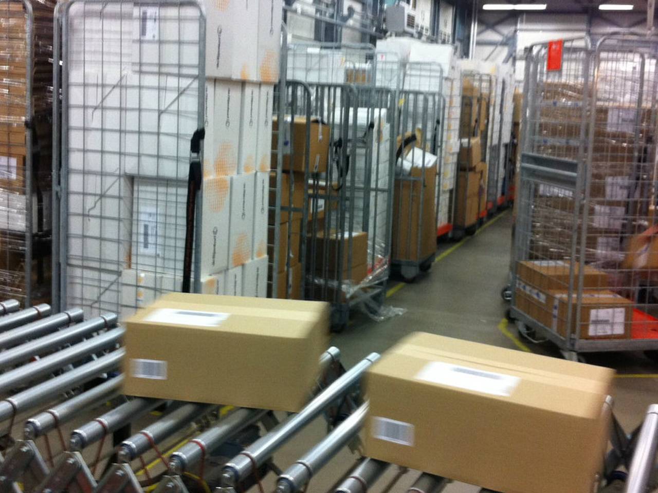 Topdrukte bij distributiecentrum PostNL in Den Bosch