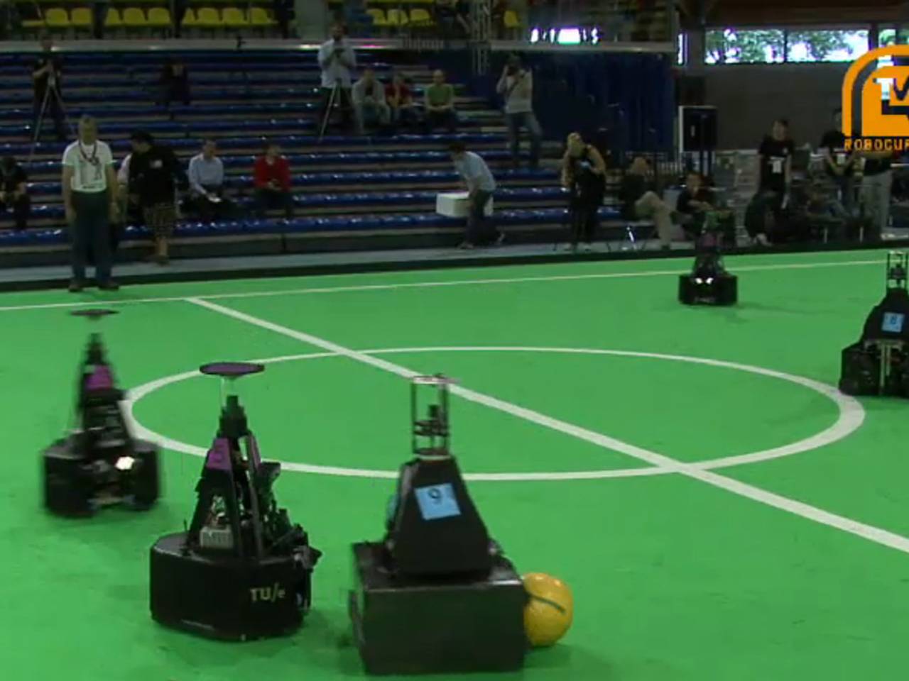 Het Nederlandse team aan de bal.