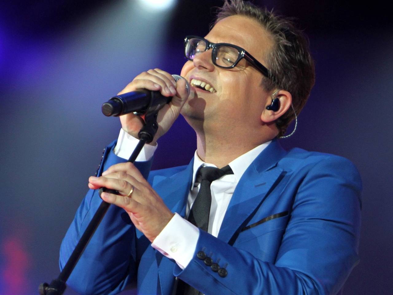 Guus heeft al de helft van de kaartjes verkocht.