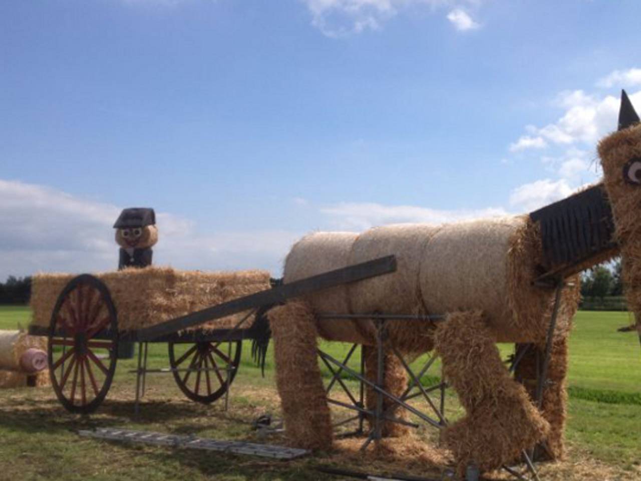 Paard en wagen van stro.