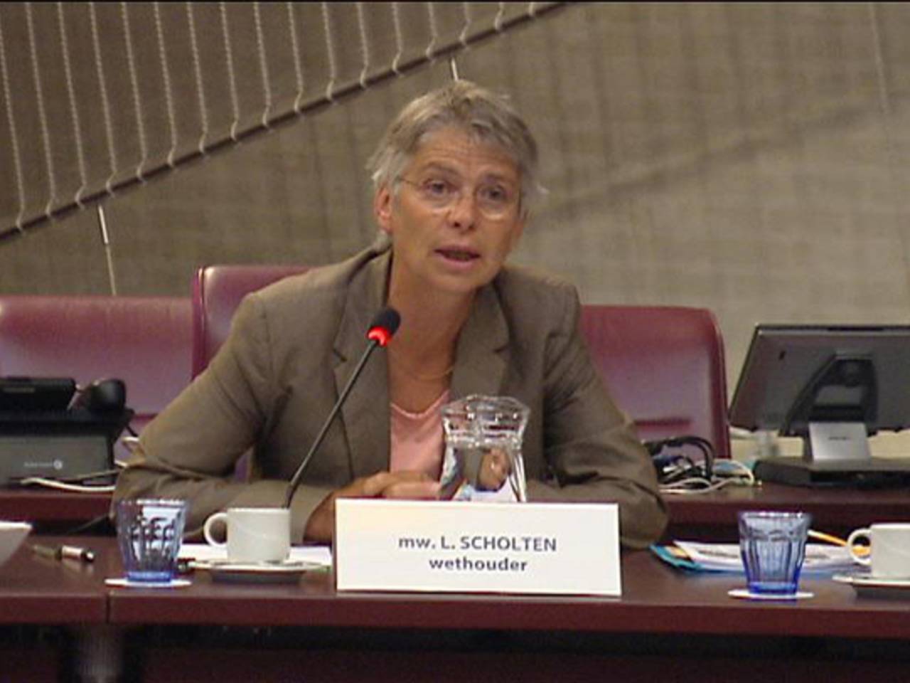 Eindhovense wethouder Lenie Scholten door het stof tijdens commissievergadering