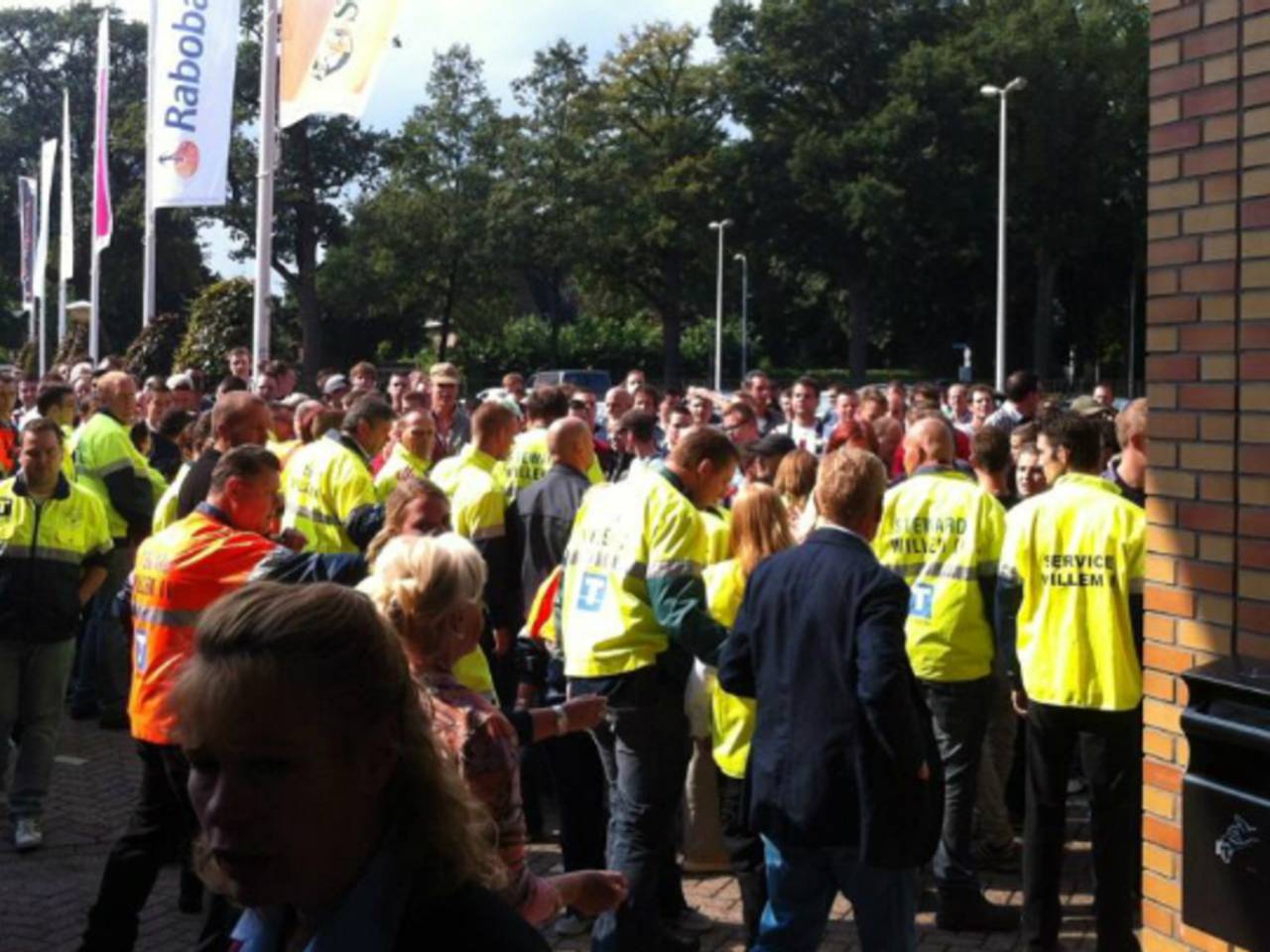 Aanhang Willem II wacht PSV'er Zanka op en bekogelt hem met bier