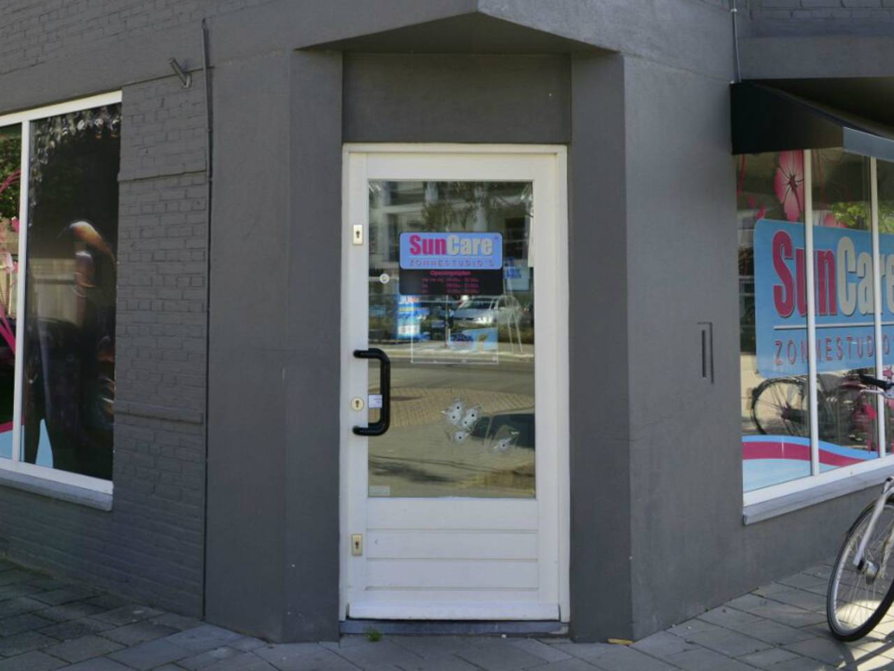 Gaten in glas voordeur (Foto: Jules Vorselaars / JV Media)