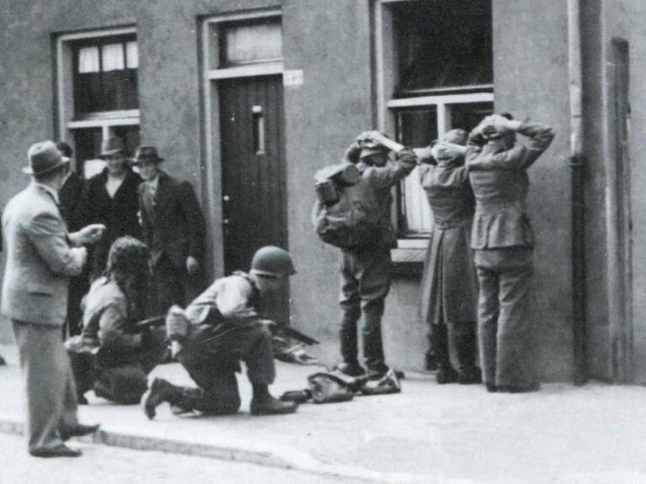 Geallieerden houden Duitsers onder schot (foto: @FransvanHemme). 