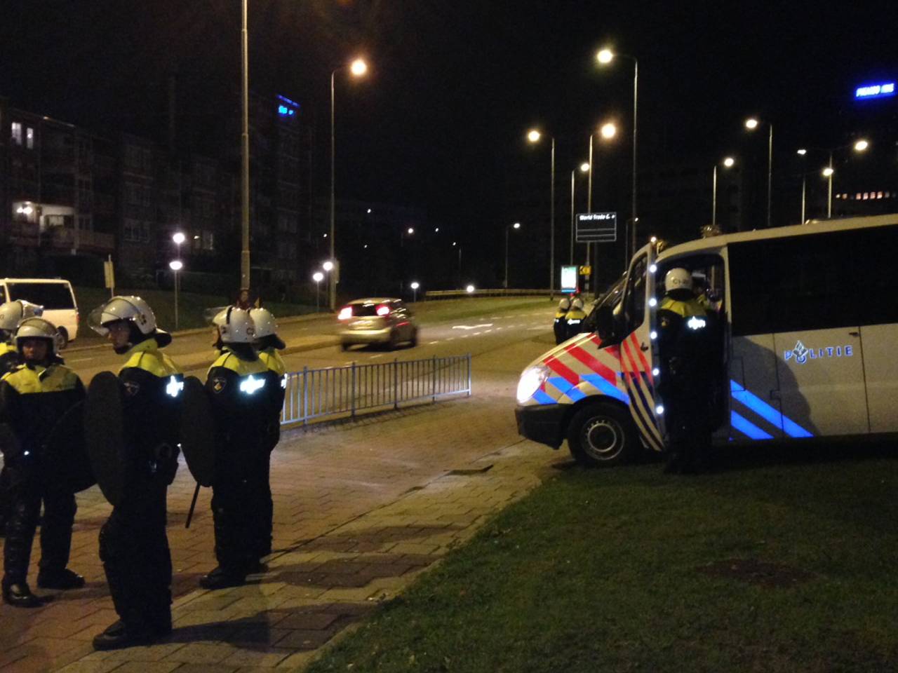 Volop ME in Eindhoven op zoek naar Ajax-achterban