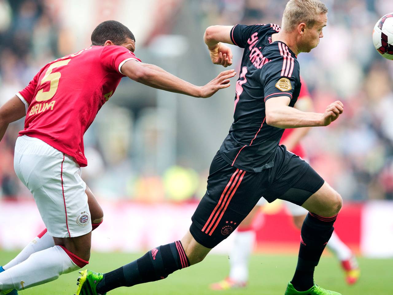 PSV-supporter Bert Bovers heeft woordenwisseling met Jeffrey Bruma