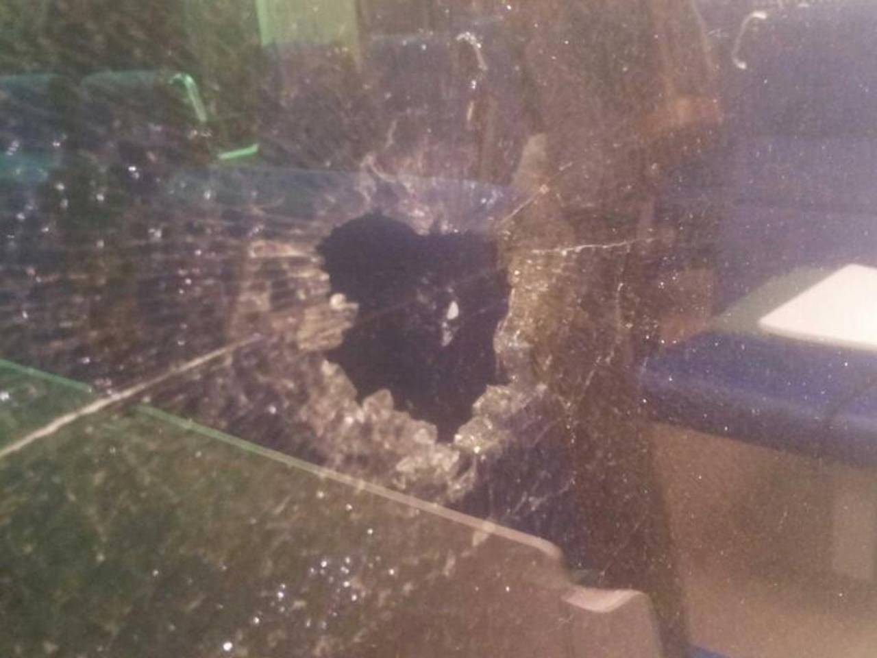 Het raam van de intercity sneuvelde (foto: Sander van Neerven).