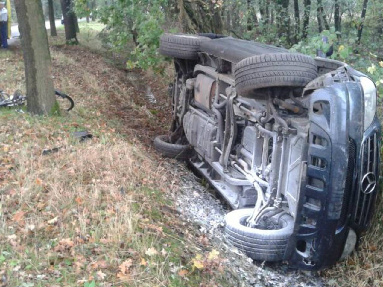 De auto op zijn kant in de greppel. (Foto: Rico Vogels/SQ Vision Mediaprodukties)