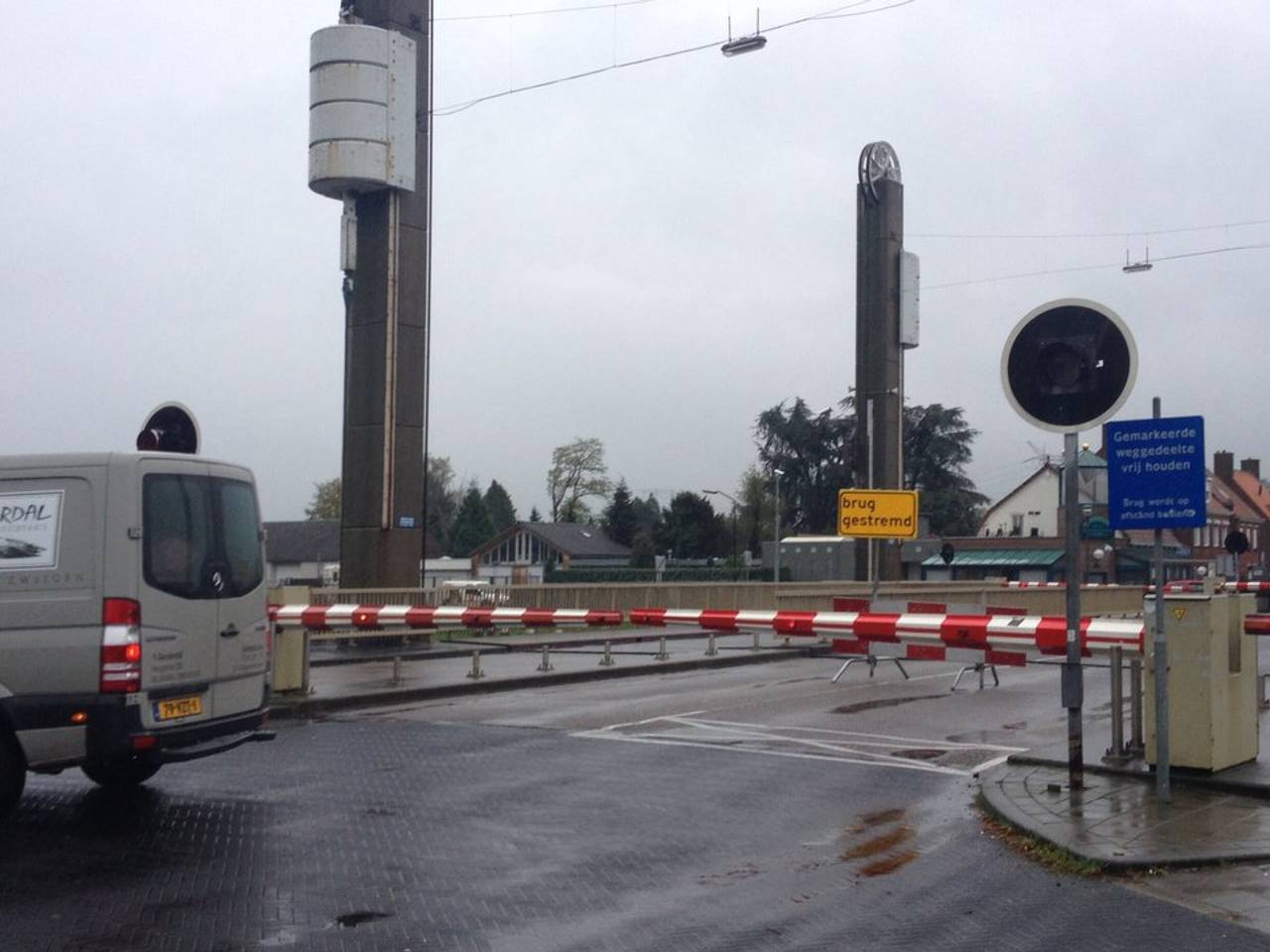 De brug in Son en Breugel is weer gestremd (foto: @MichelTheeuwen/Twitter)