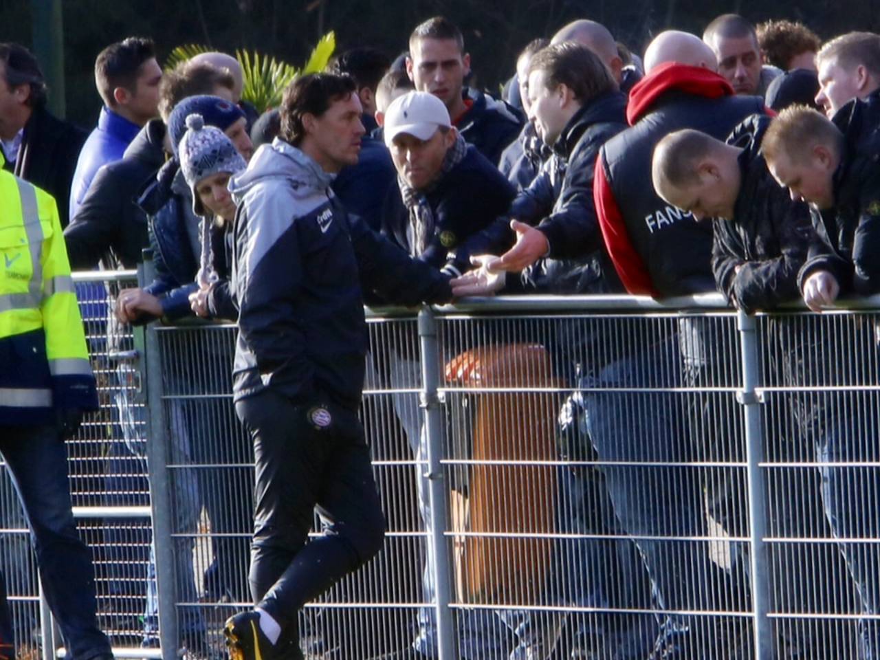 PSV-achterban boos op spelers en staf