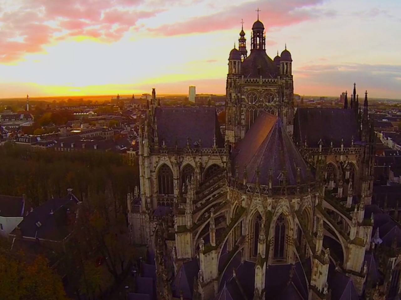 Bezoekers Sint-Janl in Den Bosch herdenken vliegramp