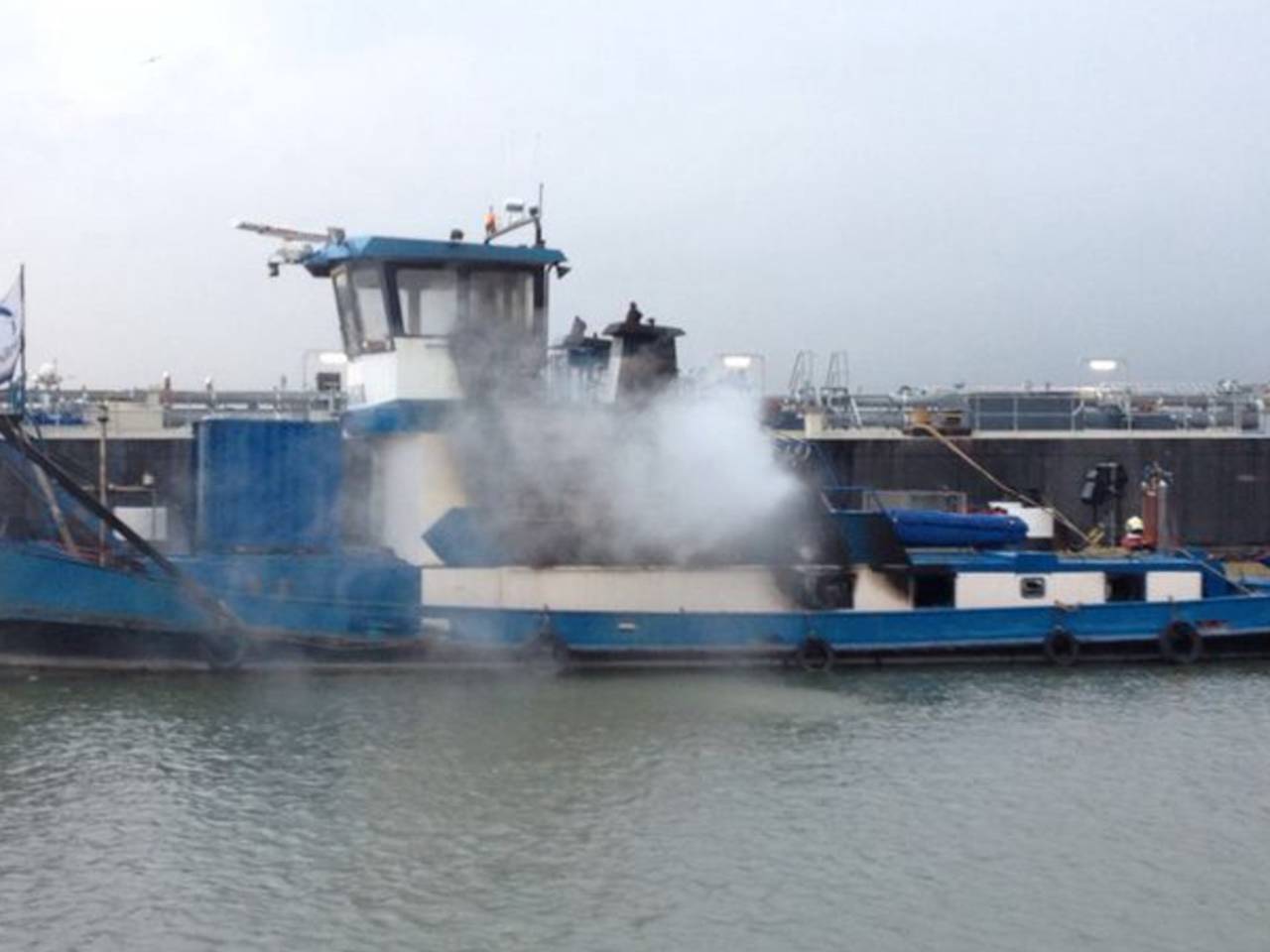 Duwboot in brand in Werkendam (foto: Miriam Verlee)